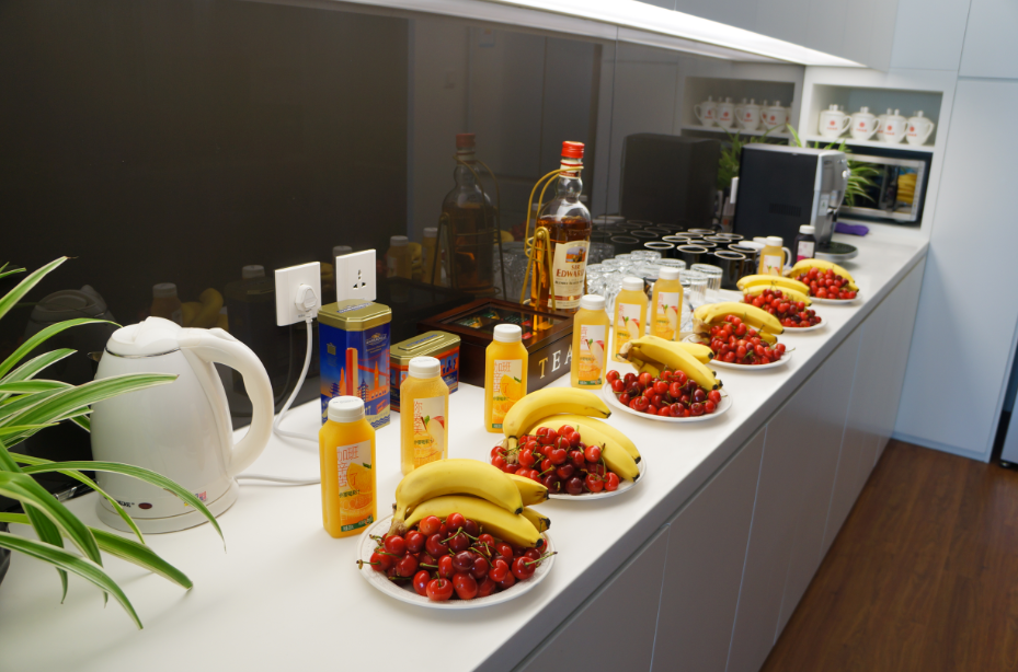 【图为摆放在茶歇区的水果和软饮】